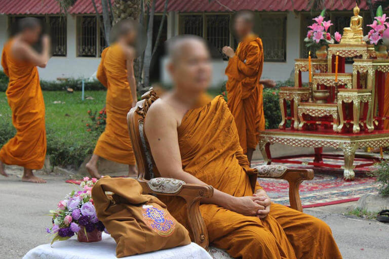 เจ้าอาวาสลาสิกขา